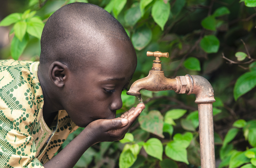 Symbole Pauvreté -  Jeune Noir Africain buvant de l'eau au robinet